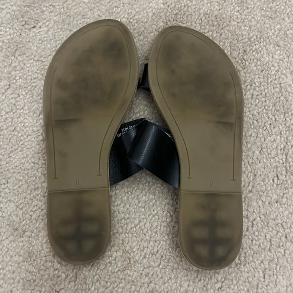 Bundle of 4 Pairs of Women’s Old Navy Sandals and Flip Flops - Size 8 - Picture 3 of 9